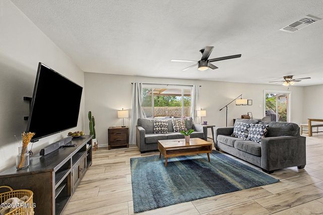 8637 E WELDON Avenue, Scottsdale, AZ 85251