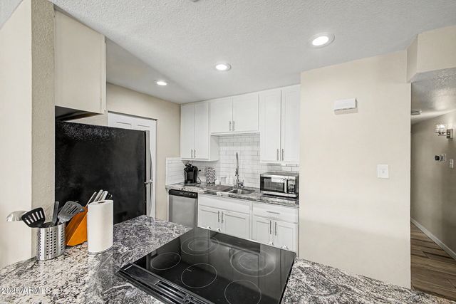 8637 E WELDON Avenue, Scottsdale, AZ 85251
