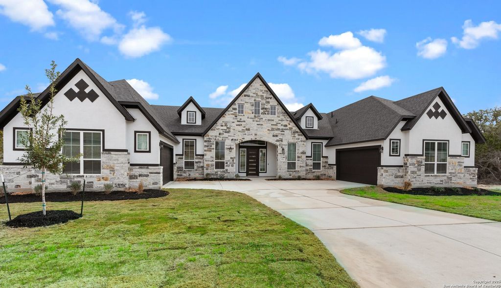 325 Raven Road, Castroville, TX 78009