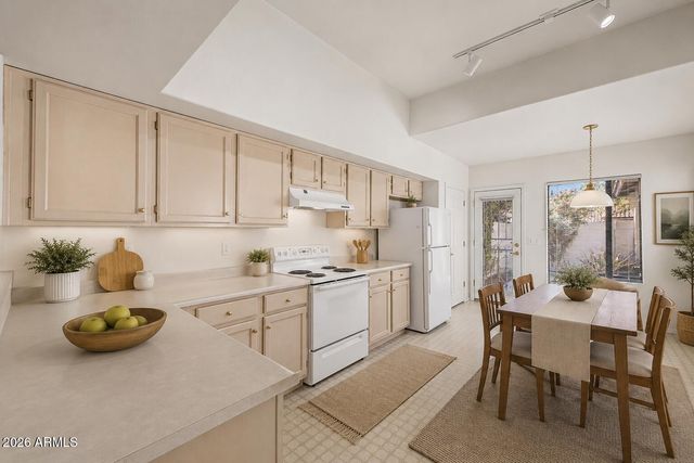 963 E CHILTON Drive, Tempe, AZ 85283
