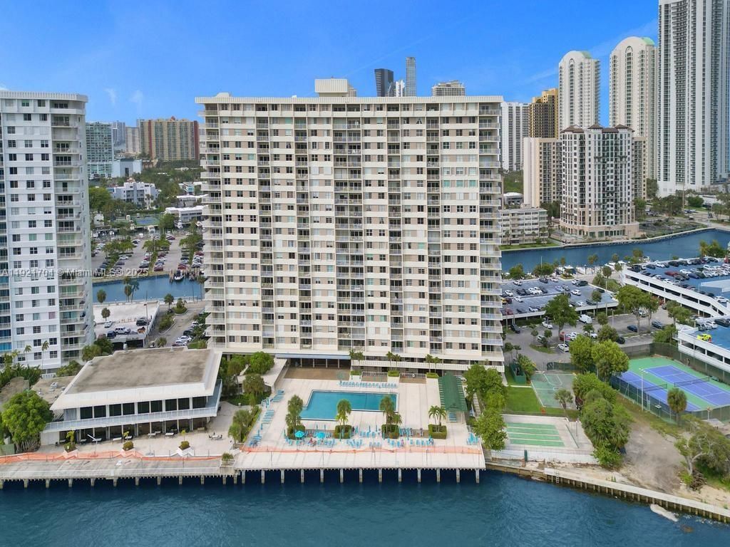 300 Bayview Dr 308, Sunny Isles Beach, FL 33160