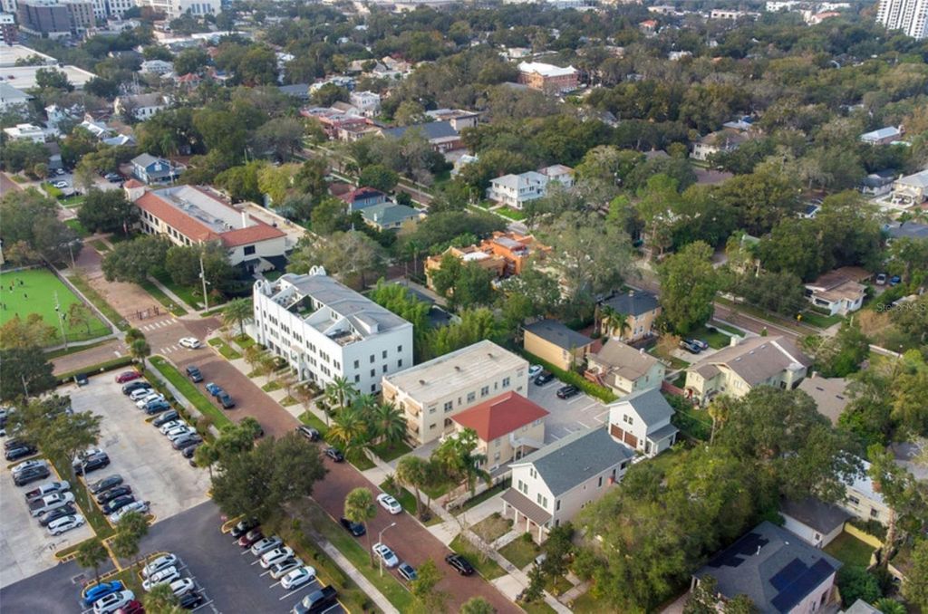 Image 9 of property listing at 613 E RIDGEWOOD STREET 8, Orlando, FL 32803