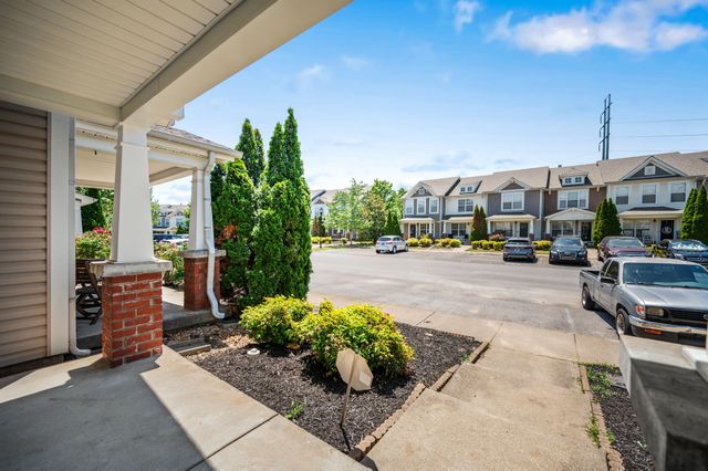 520 Bradburn Village Cir, Antioch, TN 37013