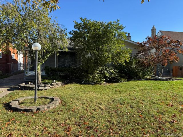 23113 Socia Street, St. Clair Shores, MI 48082