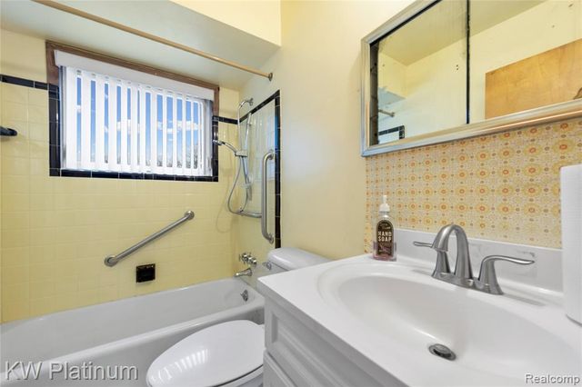 24036 Harvard Shore Drive, Saint Clair Shores, MI 48082