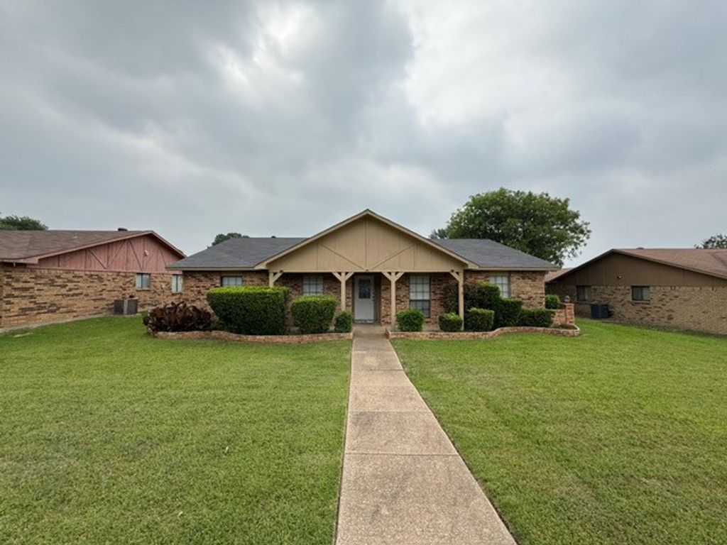 828 Wood Glen, Desoto, TX 75115