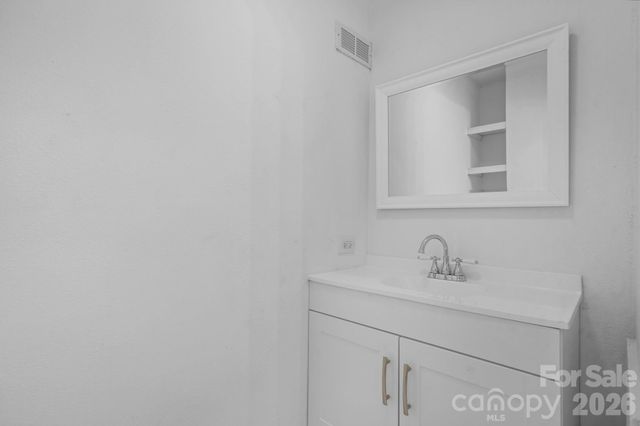 3221 1st Avenue Drive SE, Conover, NC 28613