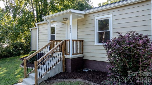 3221 1st Avenue Drive SE, Conover, NC 28613