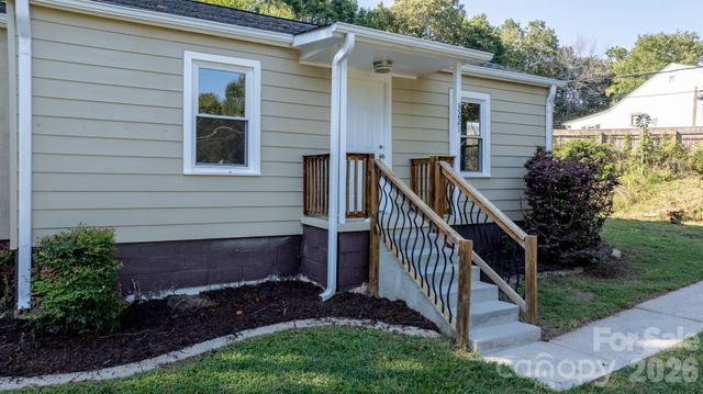 3221 1st Avenue Drive SE, Conover, NC 28613