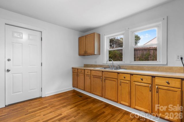 3221 1st Avenue Drive SE, Conover, NC 28613