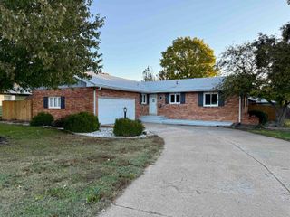 543 Crestwood Rd, Salina, KS 67401