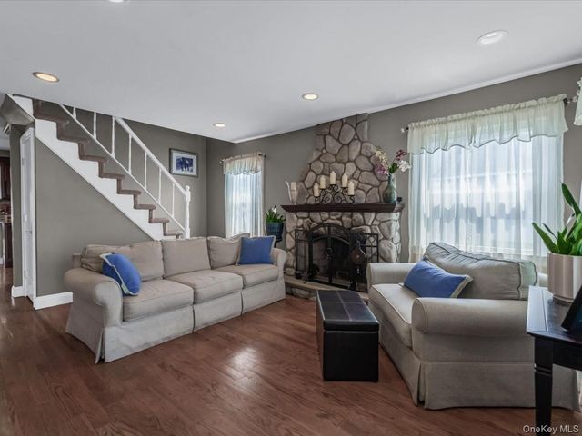 171 Annuskemunnica Road, Babylon, NY 11702