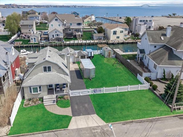 171 Annuskemunnica Road, Babylon, NY 11702