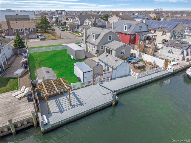 171 Annuskemunnica Road, Babylon, NY 11702