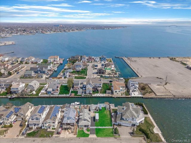 171 Annuskemunnica Road, Babylon, NY 11702