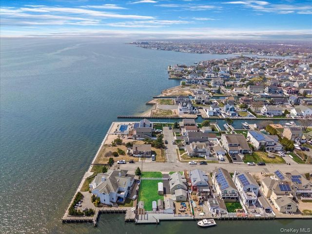 171 Annuskemunnica Road, Babylon, NY 11702