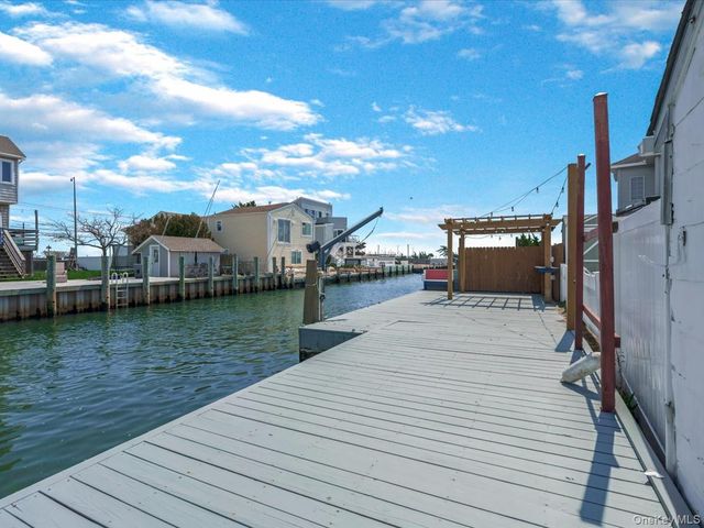 171 Annuskemunnica Road, Babylon, NY 11702