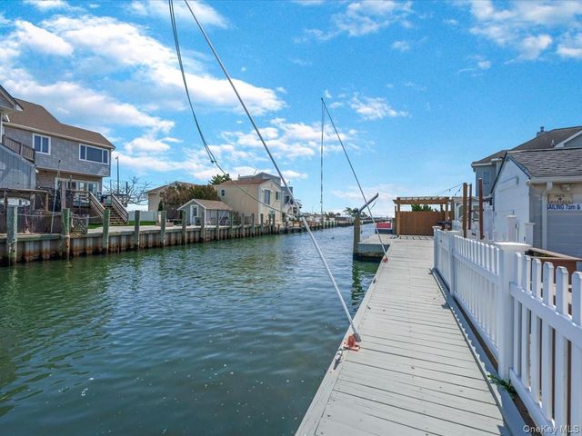 171 Annuskemunnica Road, Babylon, NY 11702