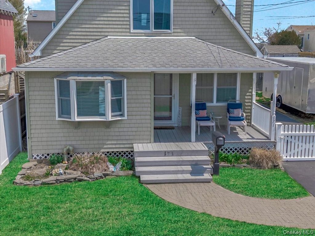 171 Annuskemunnica Road, Babylon, NY 11702