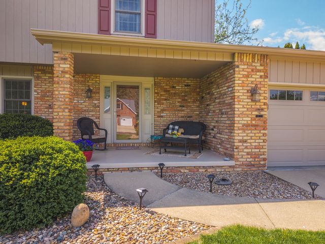8833 Tamarac Way, Bloomington, IL 61705