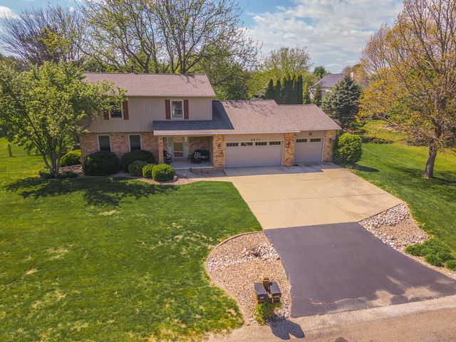 8833 Tamarac Way, Bloomington, IL 61705