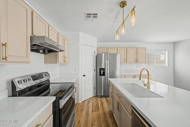8002 W PRESTON Lane, Phoenix, AZ 85043