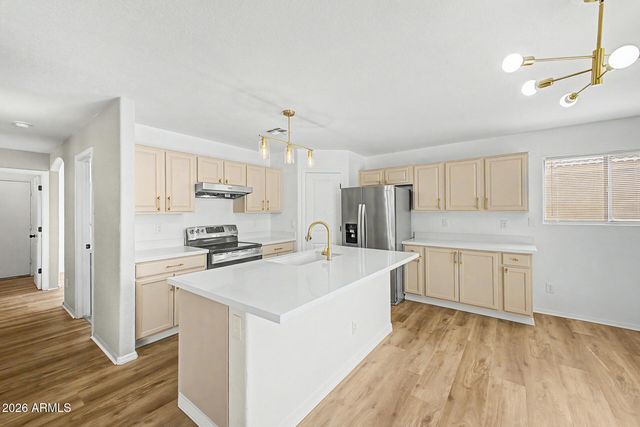 8002 W PRESTON Lane, Phoenix, AZ 85043