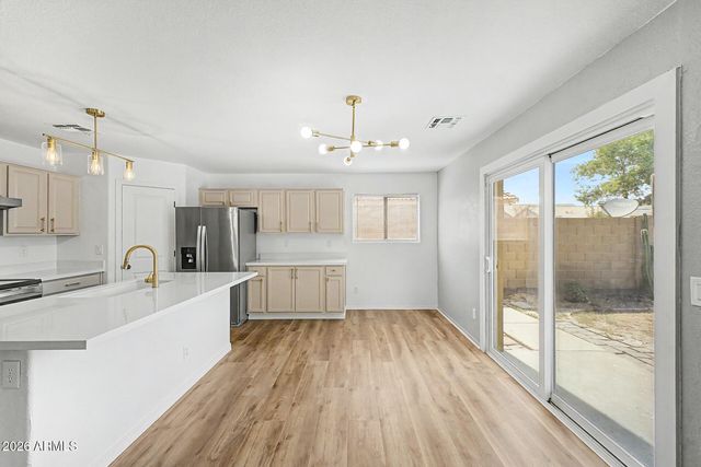 8002 W PRESTON Lane, Phoenix, AZ 85043