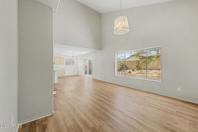 8002 W PRESTON Lane, Phoenix, AZ 85043