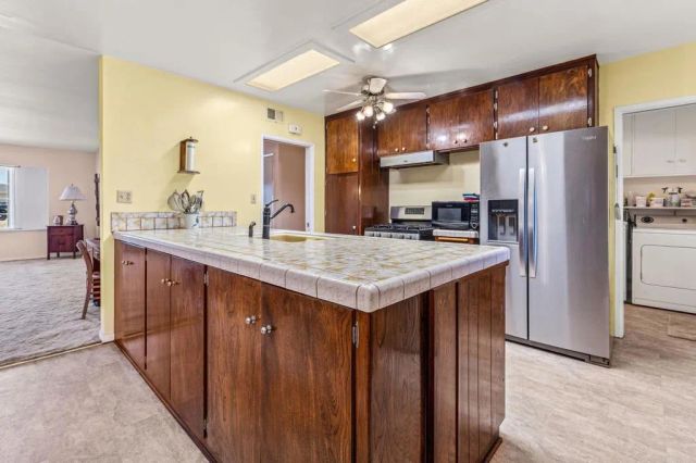 2721 Surrey Lane, Escondido, CA 92029
