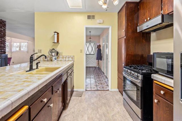 2721 Surrey Lane, Escondido, CA 92029