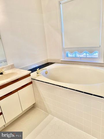 8015 MERRY OAKS CT, Vienna, VA 22182