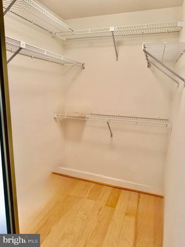 8015 MERRY OAKS CT, Vienna, VA 22182