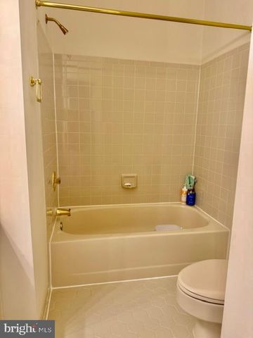 8015 MERRY OAKS CT, Vienna, VA 22182