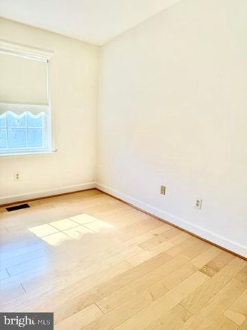 8015 MERRY OAKS CT, Vienna, VA 22182