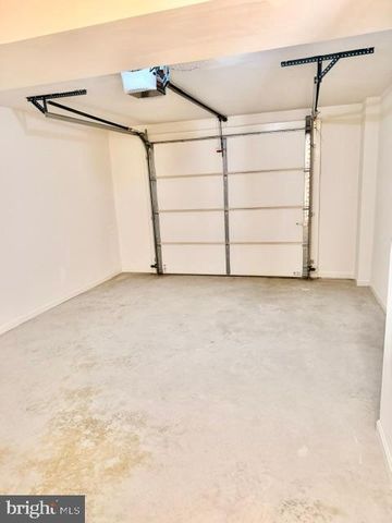 8015 MERRY OAKS CT, Vienna, VA 22182