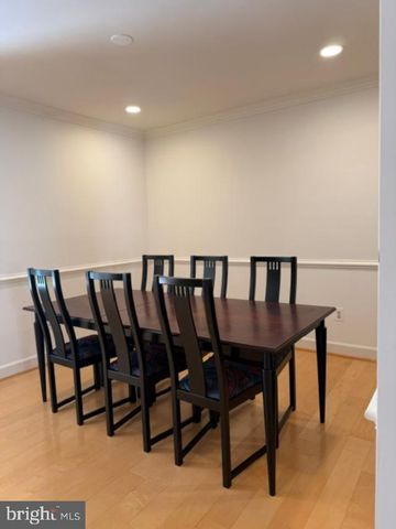 8015 MERRY OAKS CT, Vienna, VA 22182