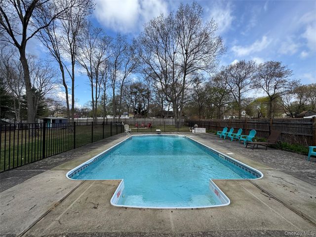 60 Syracuse Avenue, Medford, NY 11763