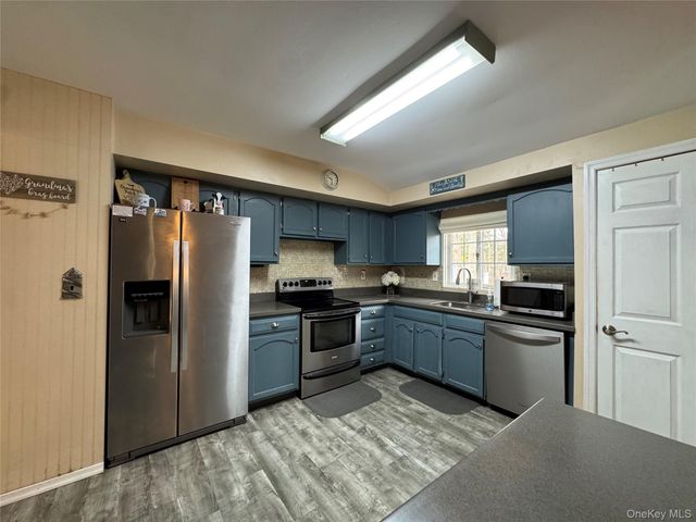 60 Syracuse Avenue, Medford, NY 11763