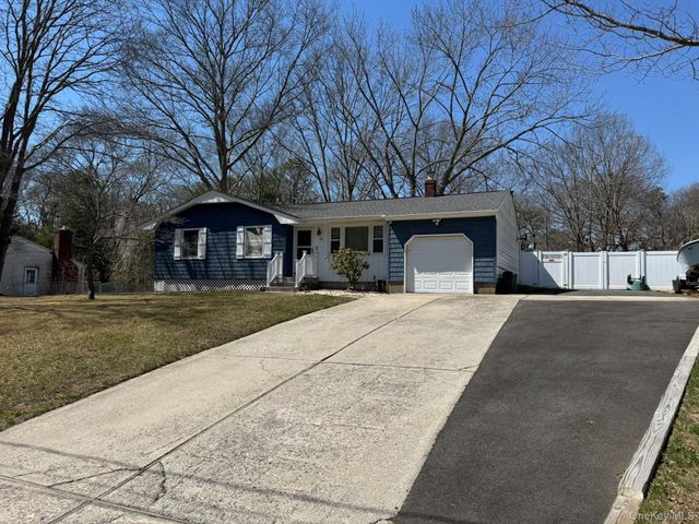60 Syracuse Avenue, Medford, NY 11763