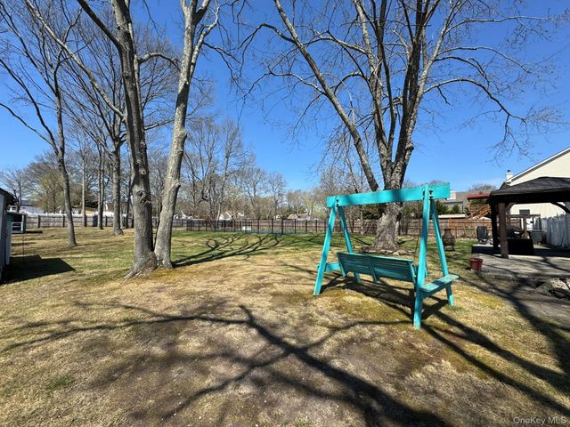 60 Syracuse Avenue, Medford, NY 11763
