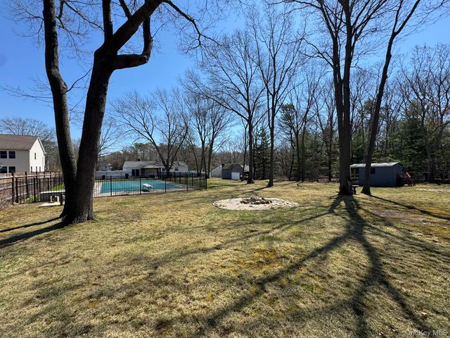 60 Syracuse Avenue, Medford, NY 11763