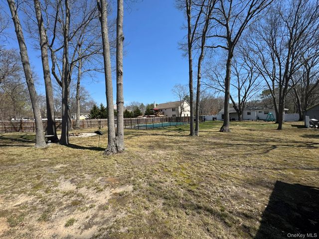60 Syracuse Avenue, Medford, NY 11763
