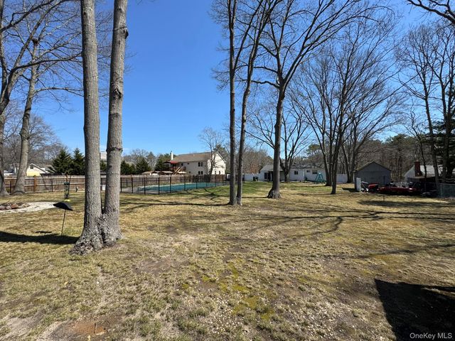 60 Syracuse Avenue, Medford, NY 11763