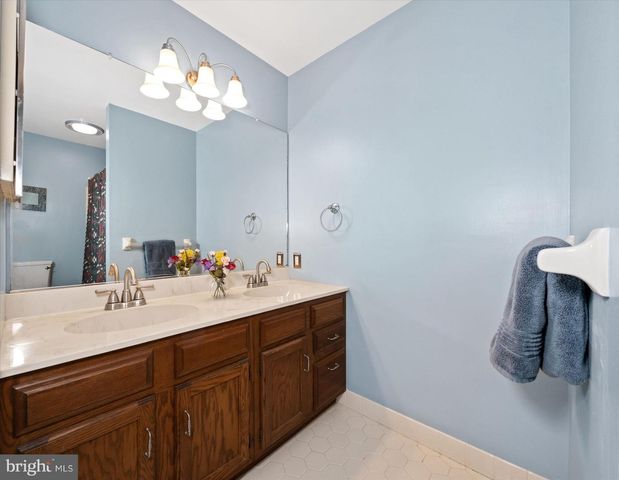 12 LARCHMONT CT, Hockessin, DE 19707