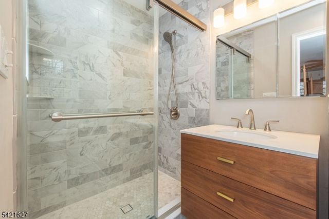 4 Oak Rdg, North Caldwell Boro, NJ 07006