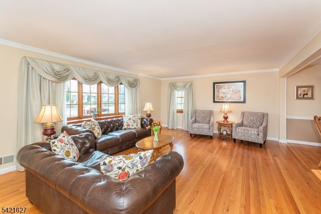 4 Oak Rdg, North Caldwell Boro, NJ 07006