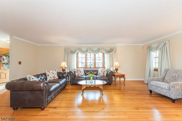 4 Oak Rdg, North Caldwell Boro, NJ 07006