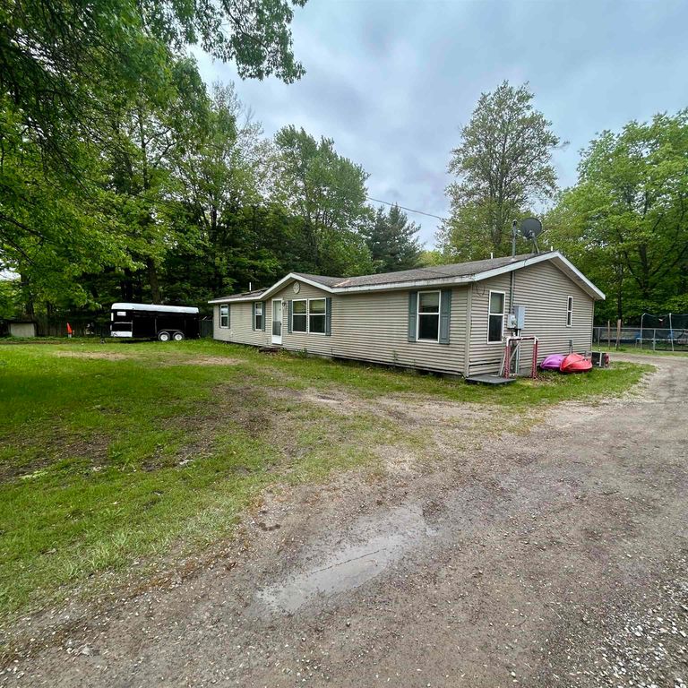 4109 N Maplecrest Drive, Sanford, MI 48657