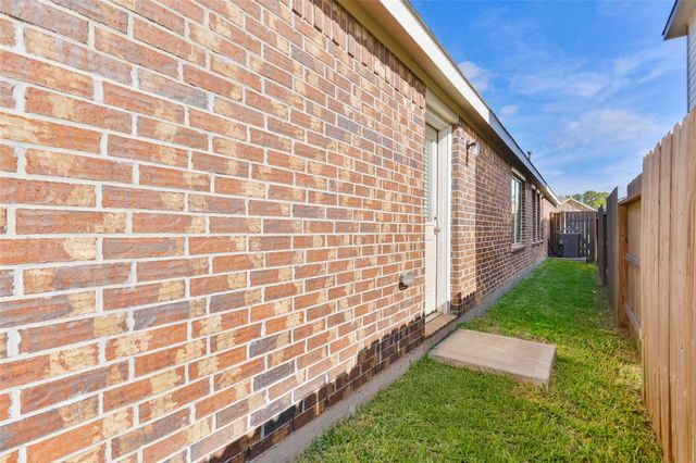 1935 Barrett Gables Drive, Crosby, TX 77532